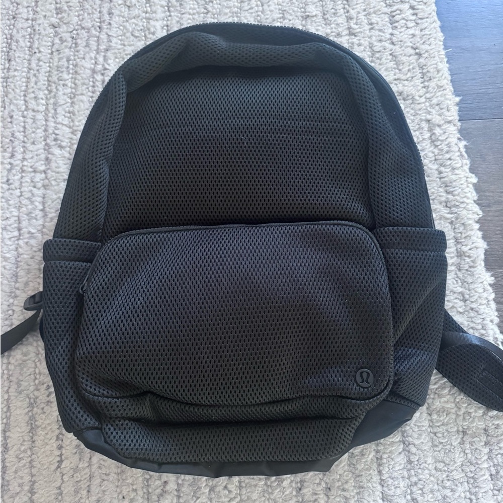 Lululemon NWOT Black Mesh Backpack with Front Pocket 22L